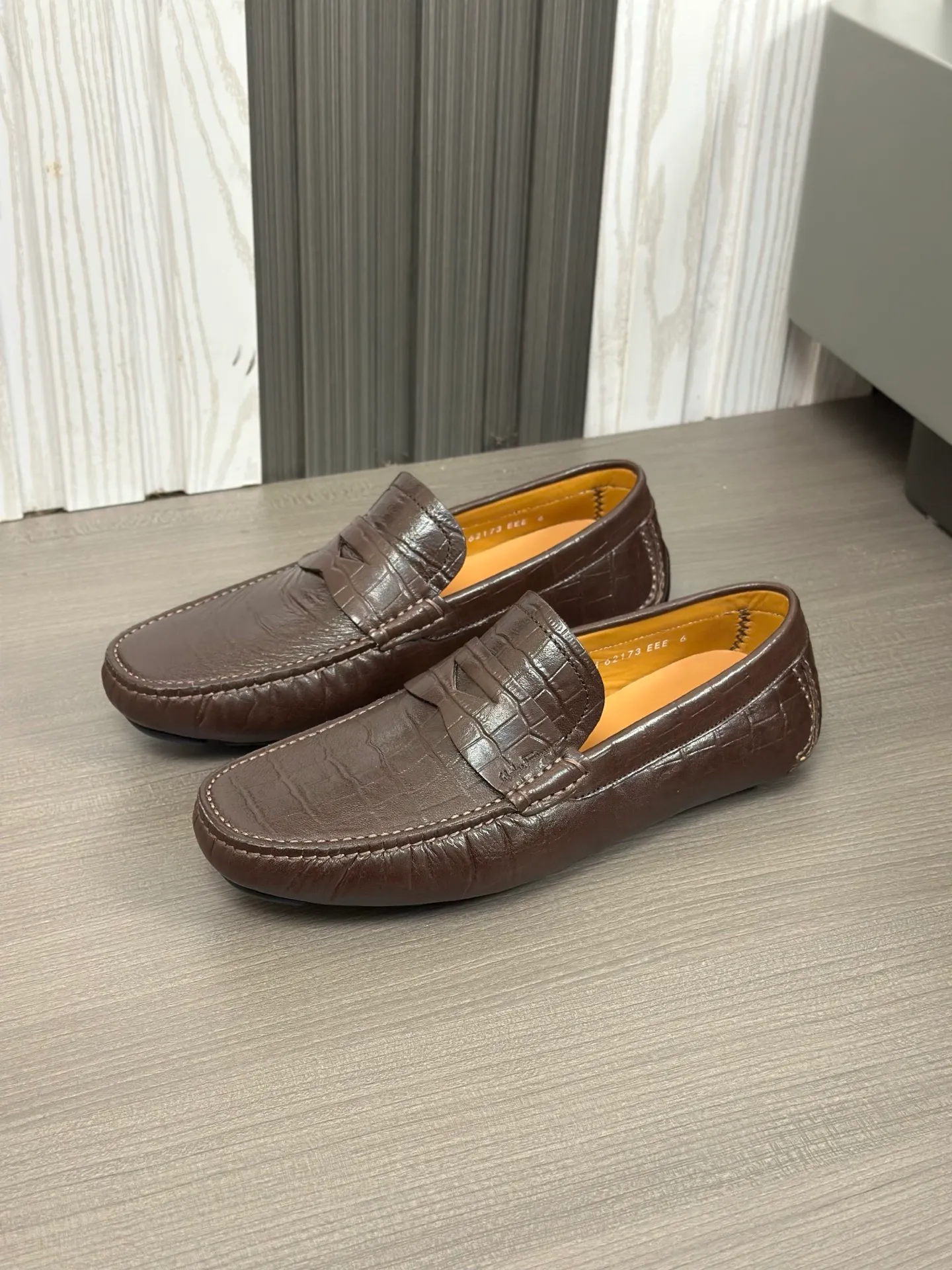 Batch 840, original order quality, new counter model, Ferragamo handmade men's driving shoes, bean shoes, slip-on shoes, lazy shoes, exquisite hand-stitching, workmanship details comparable to counters, original rubber outsole, imported cowhide from Italy, pressed water corrugated water-dyed cowhide lining, 39-44 large quantities in stock (38, 45 custom-made, non-refundable)